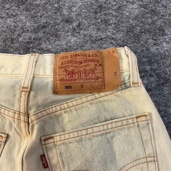 Levi's 501 High Rise Classic Light Washed Straight Leg Jeans Best Fits Size 26 - Picture 5 of 5